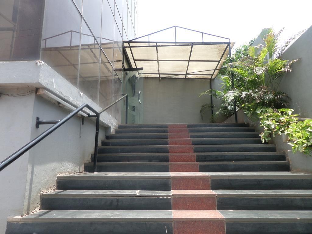 Oyo Flagship 37830 Hotel Aakar International Satara Exterior photo